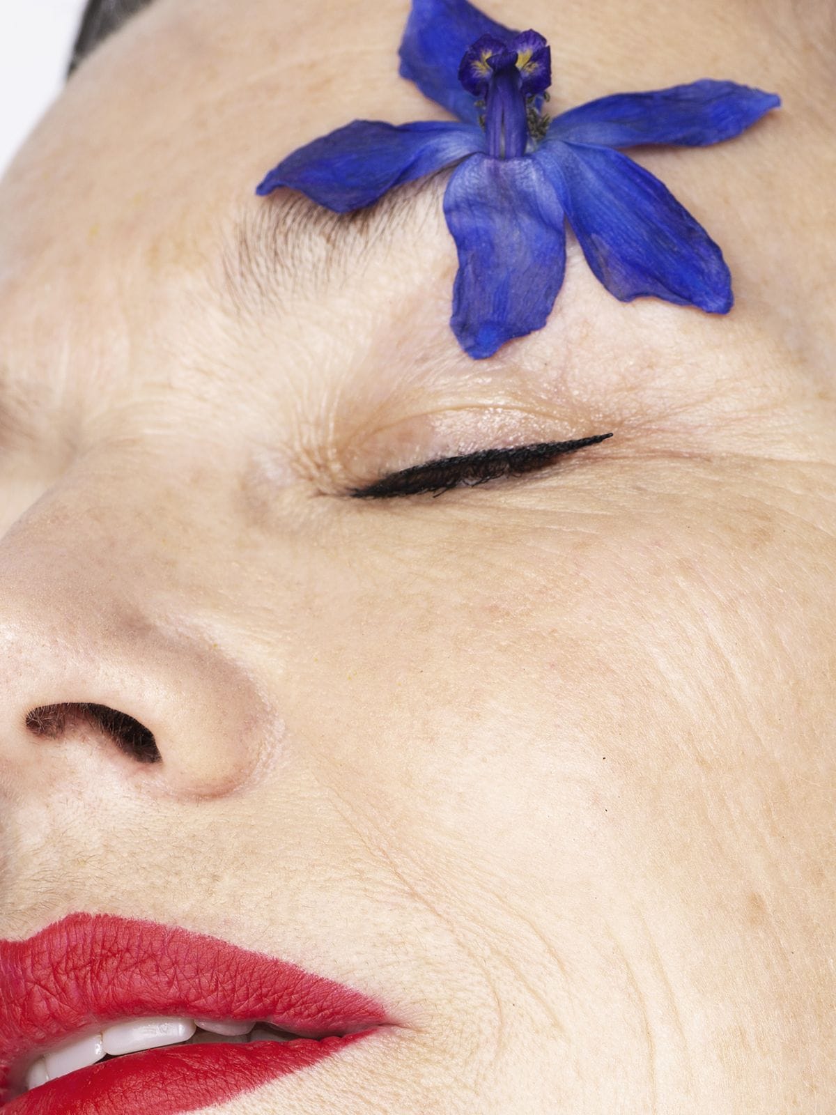 mulher madura - pele madura - tratamento para rugas e linhas de expressão - Como Tratar os Pés de Galinha: Dicas e Soluções para Reverter os Sinais do Tempo