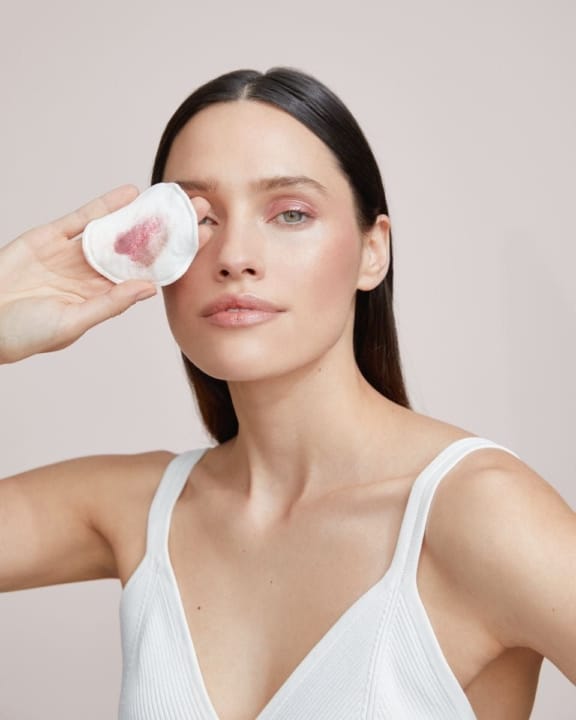 Saiba como remover o protetor solar corretamente e revelar uma pele radiante. Descubra a importância da limpeza profunda, especialmente para protetores com cor, e conheça os melhores produtos veganos para uma rotina de skincare completa e sustentável.