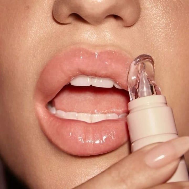 A hidratação labial profunda entrega o toque acetinado que o gloss não consegue. Descubra o refinamento deste ritual na Clínica Adeisa Camargos.
